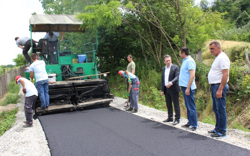 Novi asfalt u Donjoj Trnovi kod Ugljevika