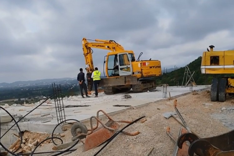 Bez najave: Počeli s rušenjem konaka pri manastiru Vasilija Ostroškog