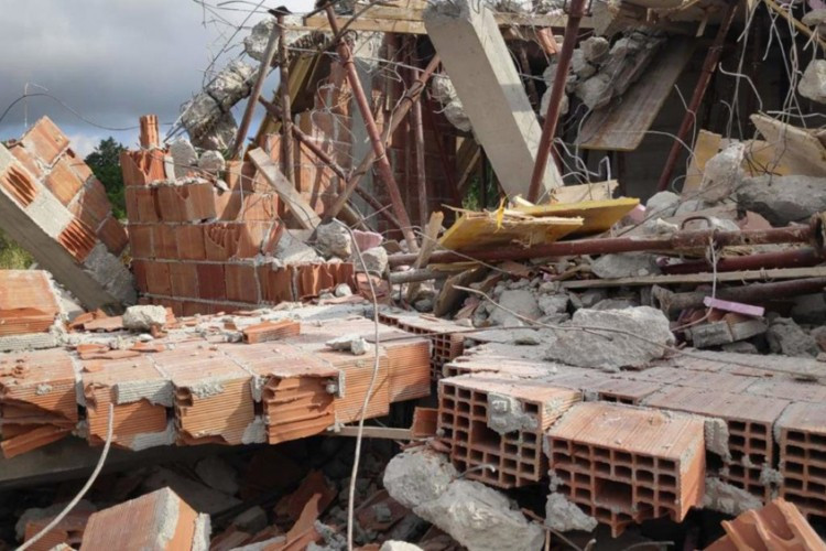 Bagerista odbio da ruši manastirski konak: U bager sjeo direktor kompanije