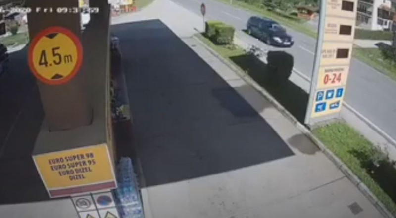 DIREKTNO I STRAVIČNO Jeziv sudar kamiona i automobila (VIDEO)