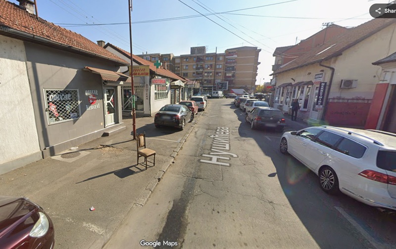 Šta je Google vozilo snimilo u Bijeljini: Stolica čuva parking, a djeci je sve bilo jasno (FOTO)