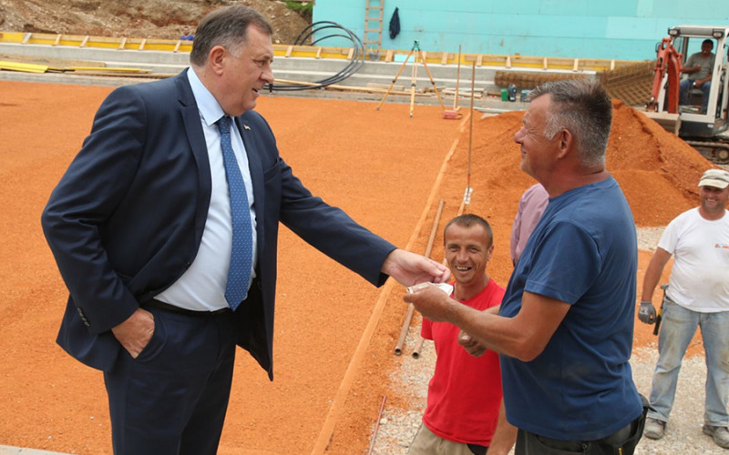 Pripreme za Noletov dolazak: Dodik obišao teniske terene i častio radnike