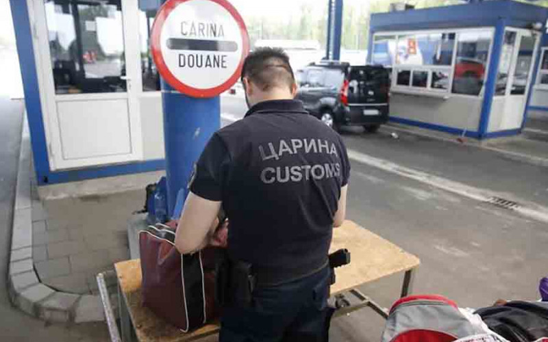 Carinici moraju detaljno pregledati: Makedonka krila novac u donjem vešu, Turčin u čarapama