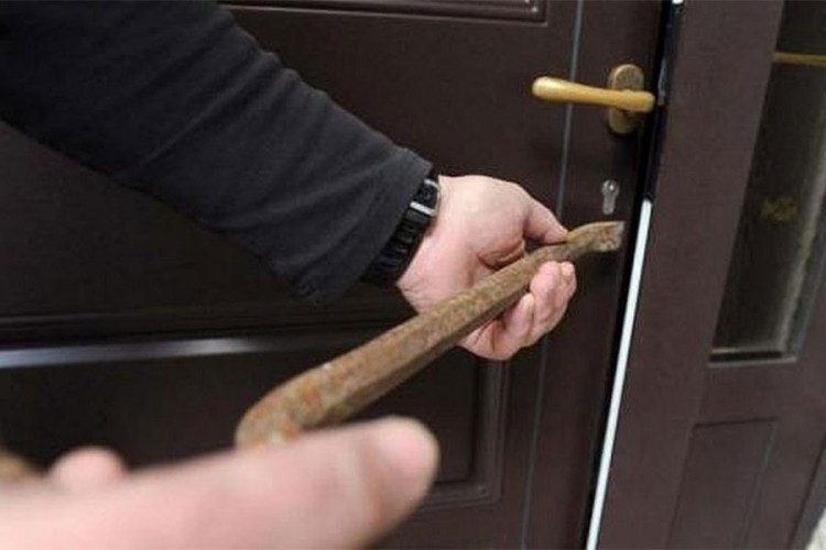 Janja kod Bijeljine: Provalili u kuću i ukrali 4.500 KM