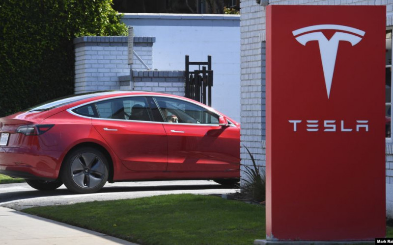 Zbog greške u programu umjesto jednog kupio 27 vozila Tesla