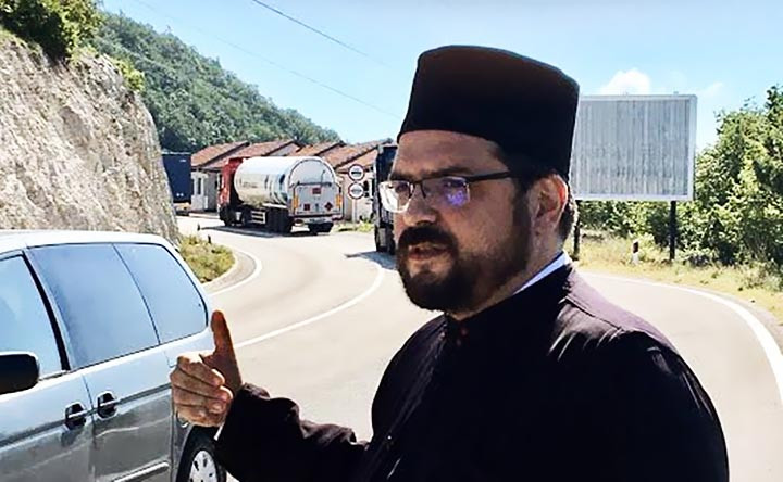 Đakona i dalje ne puštaju u Crnu Goru, pričestio se na graničnom prelazu