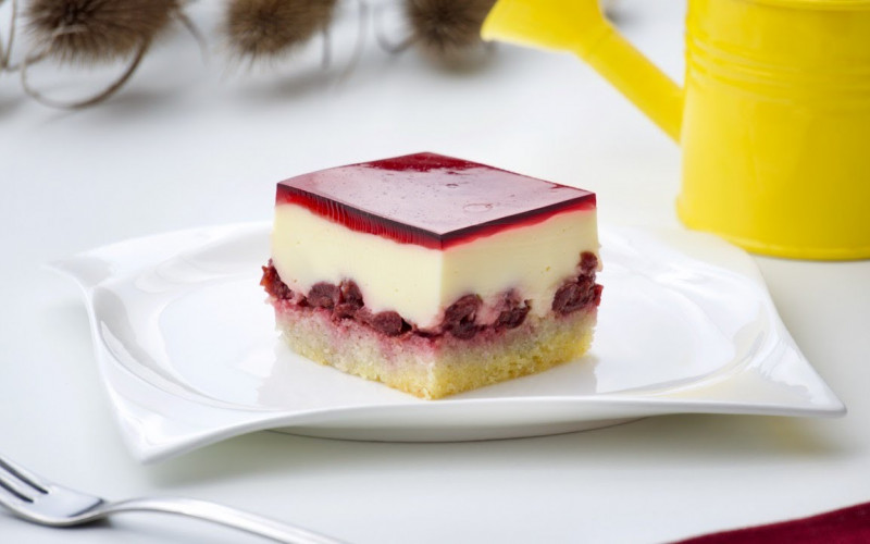 Kremasti kolač sa višnjama za svaki dan