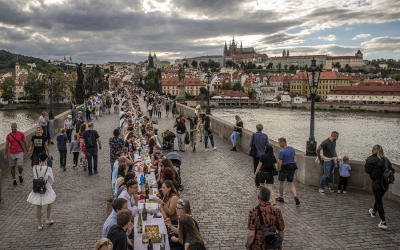 U Češkoj napravili oproštajnu žurku korona virusu