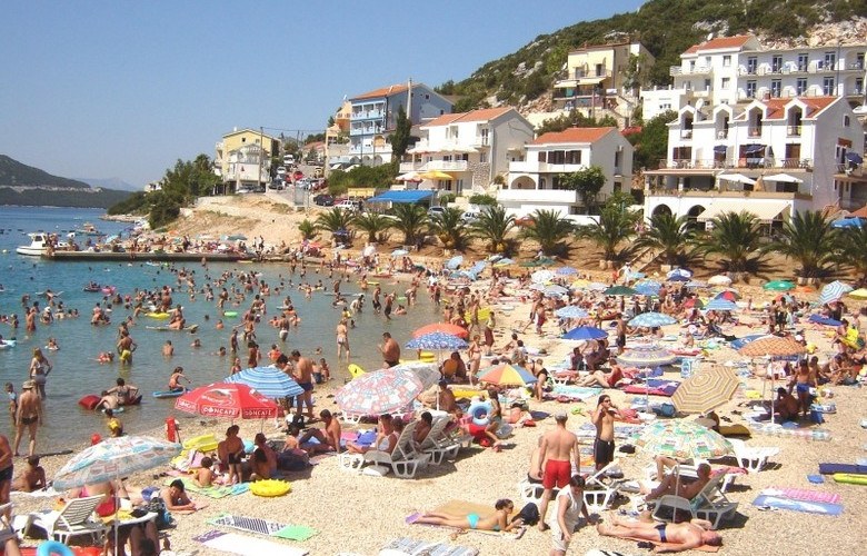 KORONA PROMIJENILA PRAKSU Prevoznici umjesto na crnogorsko primorje ovog ljeta kupače voze u Neum