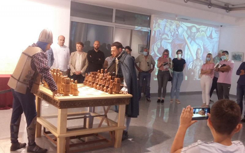 “Šah cara Dušana” Umjetnički performans Darka Juroševića u Bijeljini