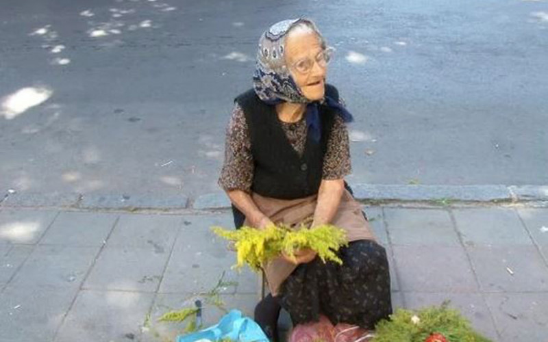 “NEMAM PENZIJU, MORAM DA SE BORIM” Baka Milja ima 96 godina i prodaje vjenčiće na ulici