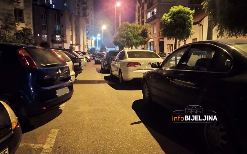 Bijeljina: Bahati vozači odu u kafić i blokiraju prilaz parkingu