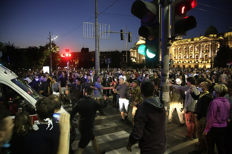 Protest u Beogradu: Neredi ispred Skupštine Srbije zbog najavljenih mjera