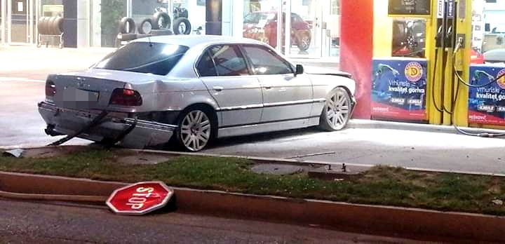 Bijeljina: Automobilom udario u benzinsku pumpu