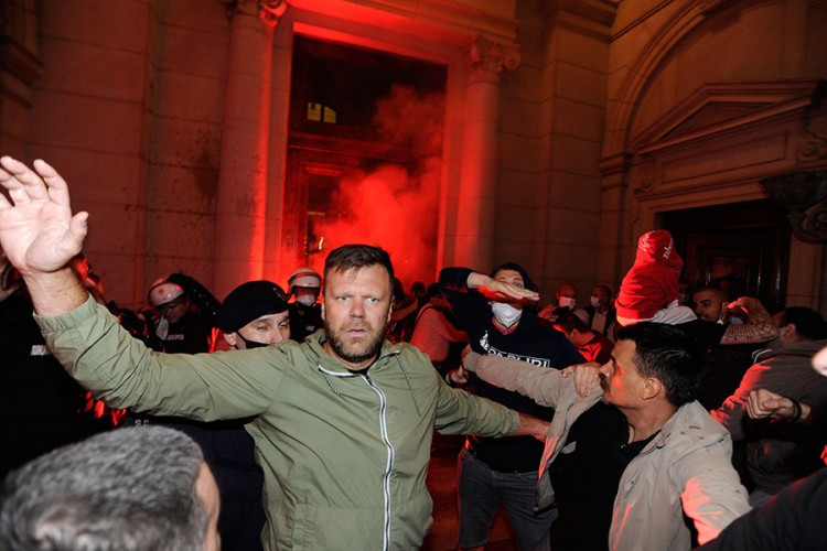 Policija suzavcem odbila građane od Skupštine Srbije, oni ne odustaju
