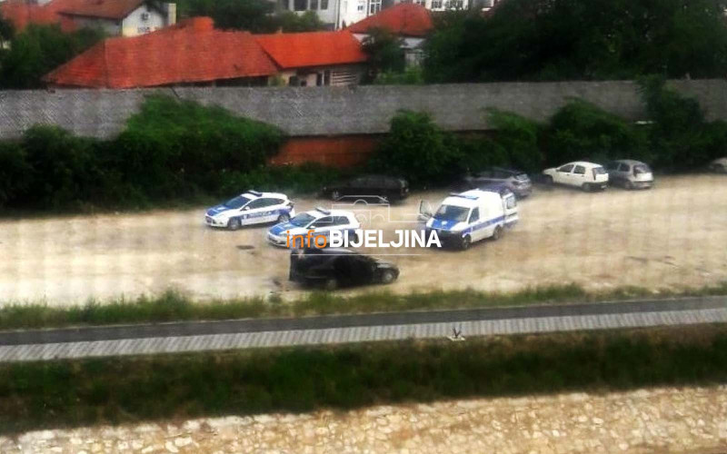 Bijeljina: Mercedesom divljao po šetalištu, bježao i policiji