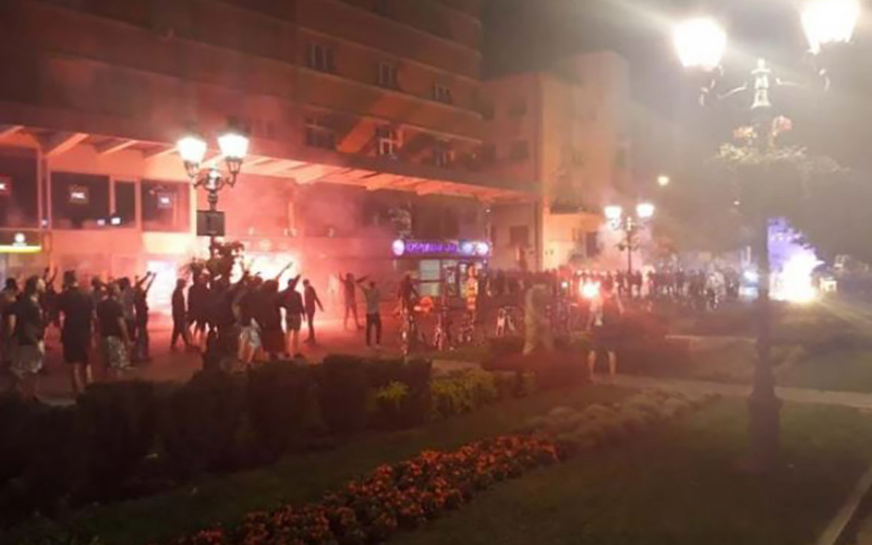 DEMONSTRANTI RAZBIJALI PROZORE Bačeni molotovljevi kokteli na novosadsku Gradsku kuću