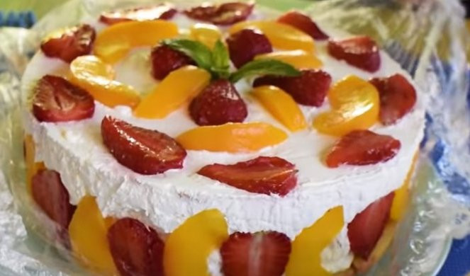 Voćna torta koja se ne peče: Savršeno kremasta i sočna, spremna za 15 minuta