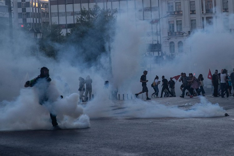 Protest u Atini, bacali benzinske bombe na policiju, oni odgovorili suzavcem