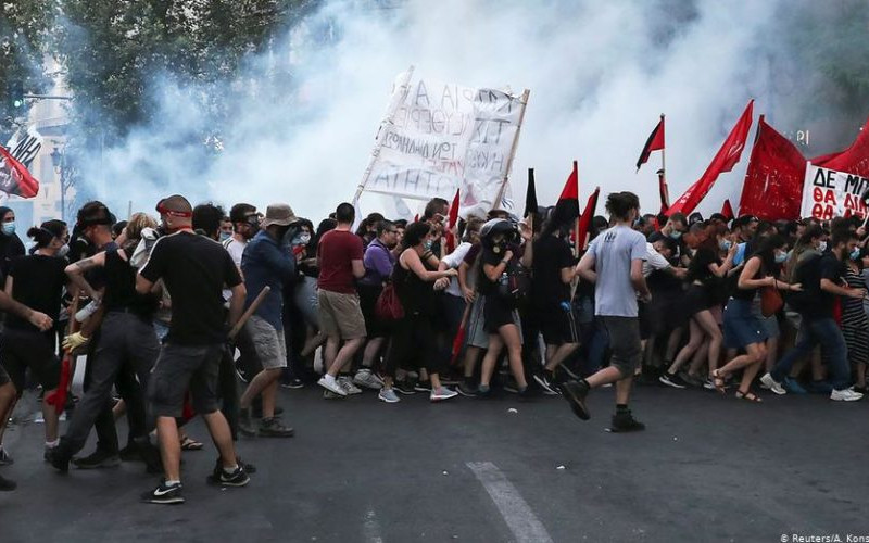 Grčka ključa, hiljade ljudi na ulici