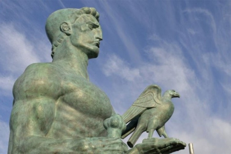 Pitanje koje decenijama muči Beograđane: Koju pticu drži Pobednik u ruci?