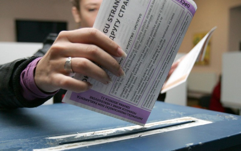 POLITIČARI O FUNKCIJAMA, GRAĐANI O SIROMAŠTVU Šta otkrivaju predizborne poruke i očekivanja