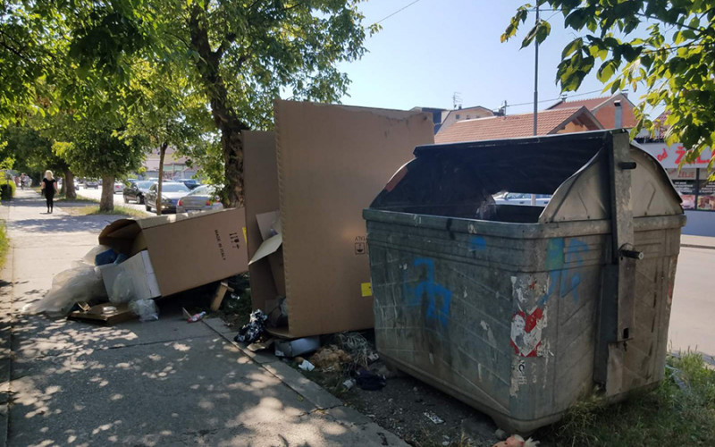 Smeće svakodnevno pored kontejnera: Nemamo naviku da platimo odvoz starog nameštaja