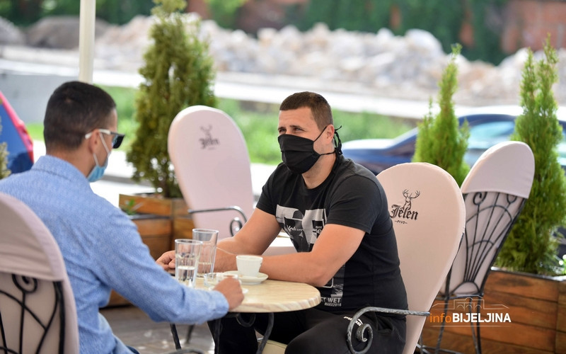 Zeljković: U baštama kafića obavezne maske