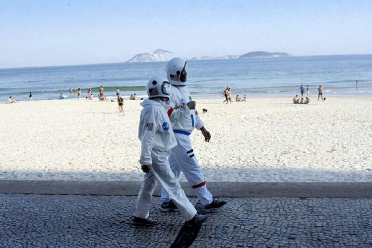 Brazilski par štiti se od korone astronautskim odijelima