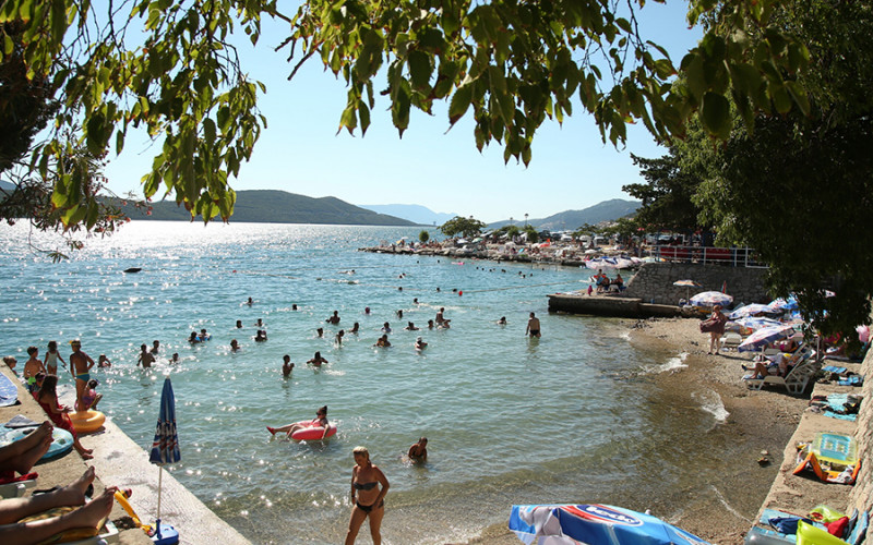 KORONA NIJE POTRESLA NEUM Turisti uživaju, gradonačelnik ćuti, kafići bruje