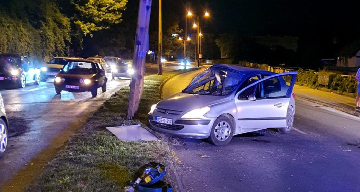 Udario u stub ulične rasvjete pa poginuo