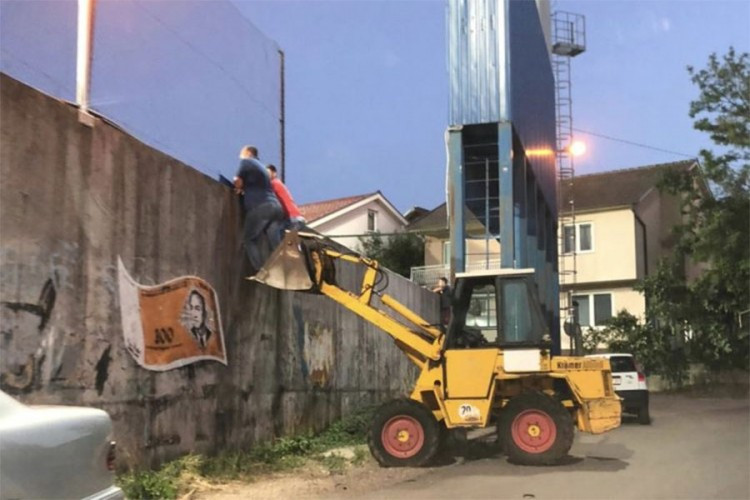 Navijači iz BiH utakmicu gledali iz kašike bagera