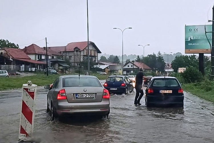 Pljusak ponovo poplavio tuzlanske ulice