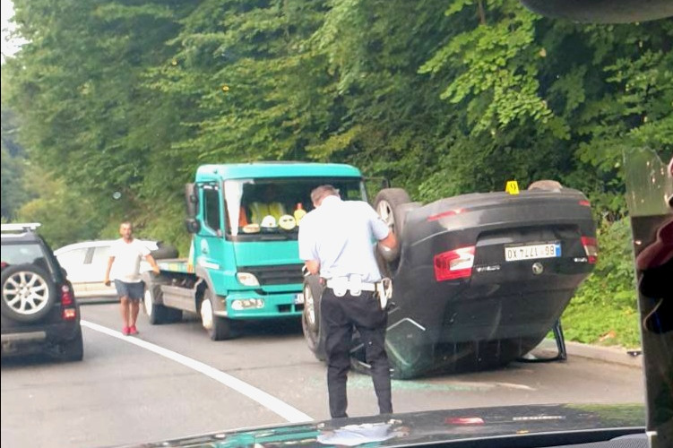 Nezgoda kod Zvornika, automobil završio na krovu