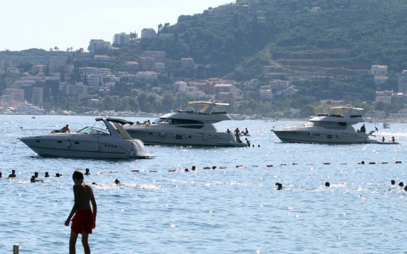 MALOLJETNIK JAHTOM USMRTIO POLICAJKU U BUDVI Roditelji tinejdžera iz Srbije dali jemstvo u vrijednosti od 330.000 evra