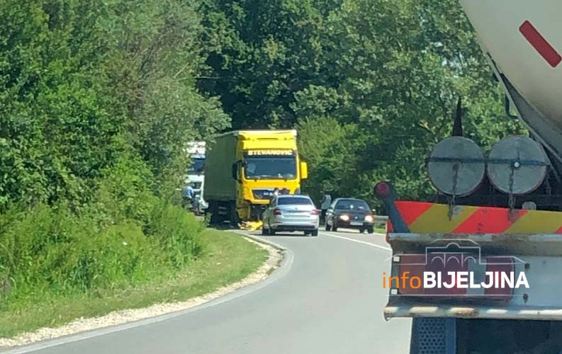 SUDAR ŠLEPERA I AUTOMOBILA Nezgoda na izlazu iz Bijeljine, ima povrijeđenih