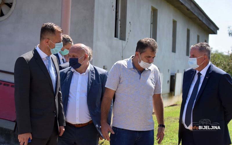 VIŠKOVIĆ U DONJEM MAGNOJEVIĆU KOD BIJELJINE Vlada će i dalje pomagati uzgajivačima svinja (FOTO)