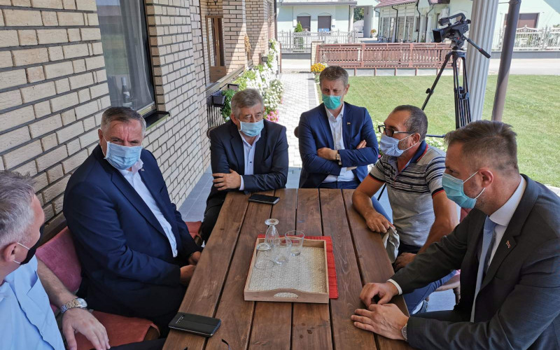 Višković i Pašalić u posjeti poljoprivredniku u Donjem Crnjelovu
