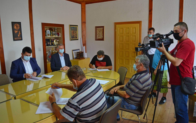 Lopare: Potpisani ugovori za izgradnju 11 kuća uništenih u klizištima