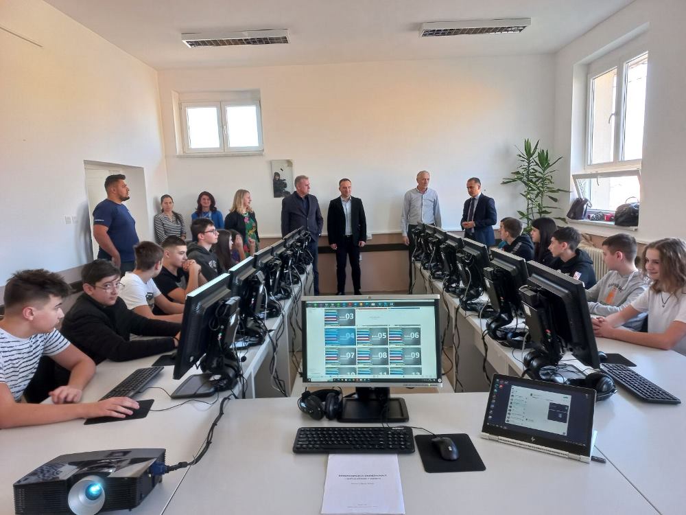 Osnovna škola „Šamac“ dobila savremeni kabinet informatike