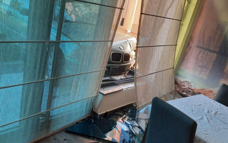 Bijeljina: Nakon sudara autom uletio u motel (FOTO)
