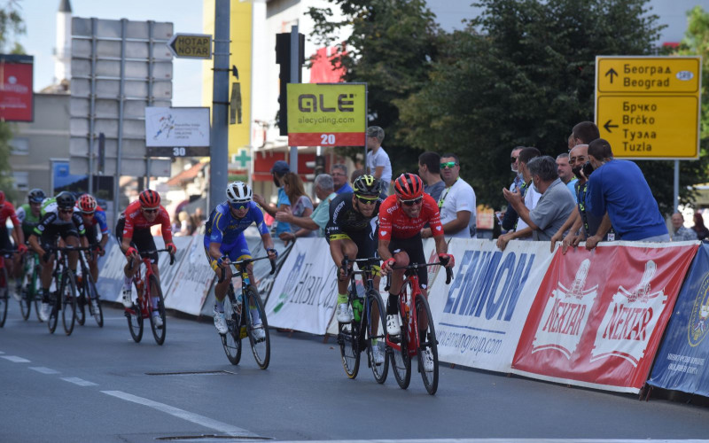 Kačmareku žuta, a Kalabi crvena majica