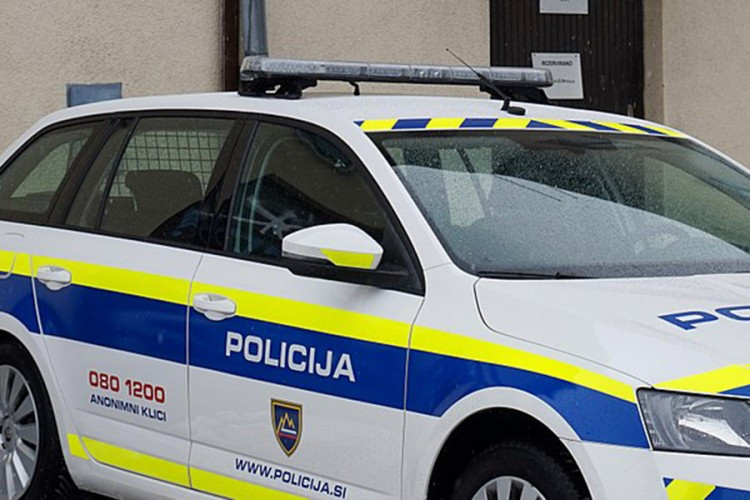 Tinejdžer bez vozačke dozvole i tinejdžerka krijumčarili migrante