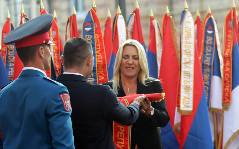 Vulin uručio Cvijanovićevoj replike ratnih zastava