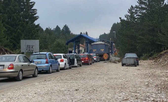 MASOVNO SE VRAĆAJU Srbi blokirali granicu sa Crnom Gorom