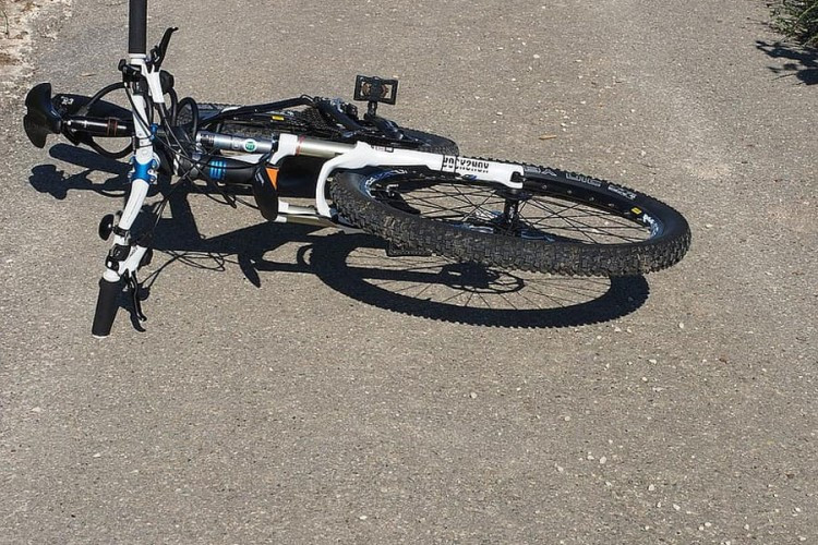 Tragedija: Djevojčica se biciklom zabila u potporni zid i poginula