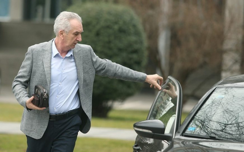Šarović koristi službeni automobil i vozača, na šta NEMA PRAVO