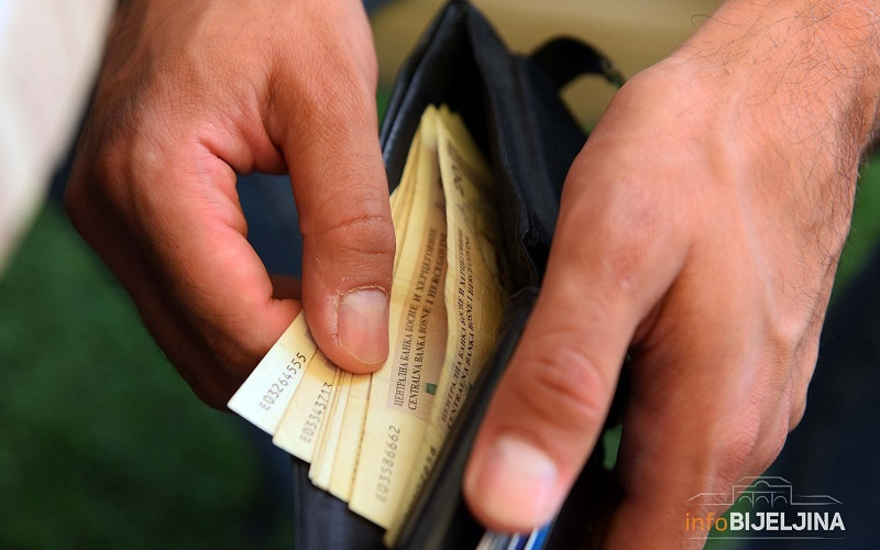 Plate rastu uprkos krizi