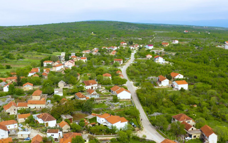 MLADIM PAROVIMA I SAMOHRANIM RODITELJIMA PO KUĆA Javni poziv u oktobru, uslov vlastito zemljište