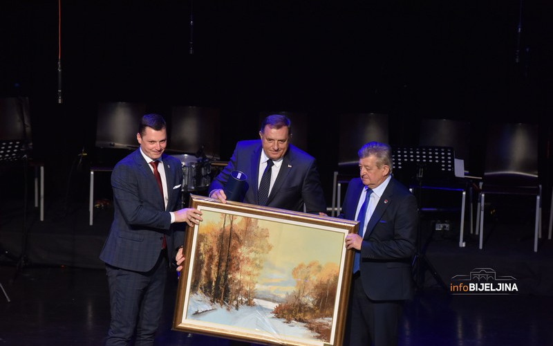 Dodik tokom preuzimanja povelje: Bijeljina se razvija, slijede značajni projekti (FOTO)